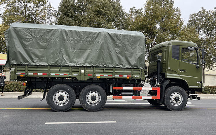 六驱沙漠越野运兵车