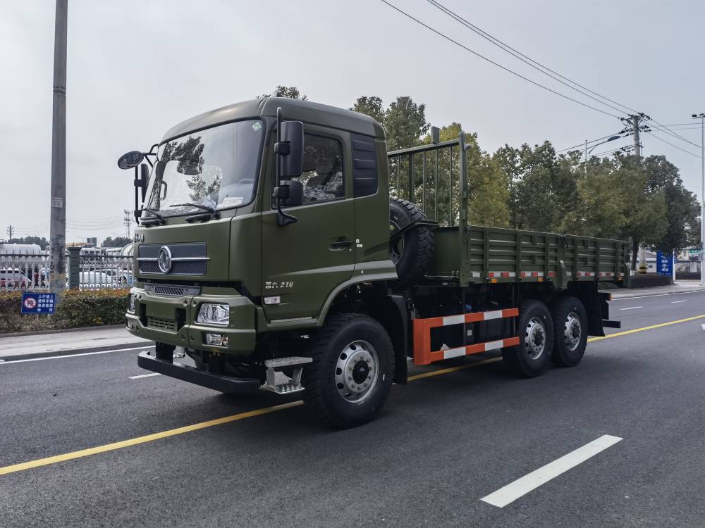 六驱越野运兵车