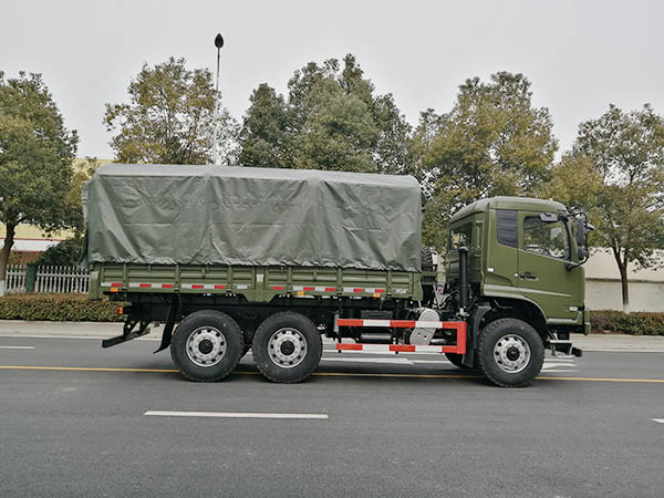 沙漠越野运兵车