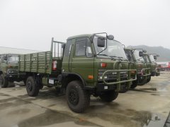 4×4驱动越野卡车EQ2090，东风平头沙漠越野货车